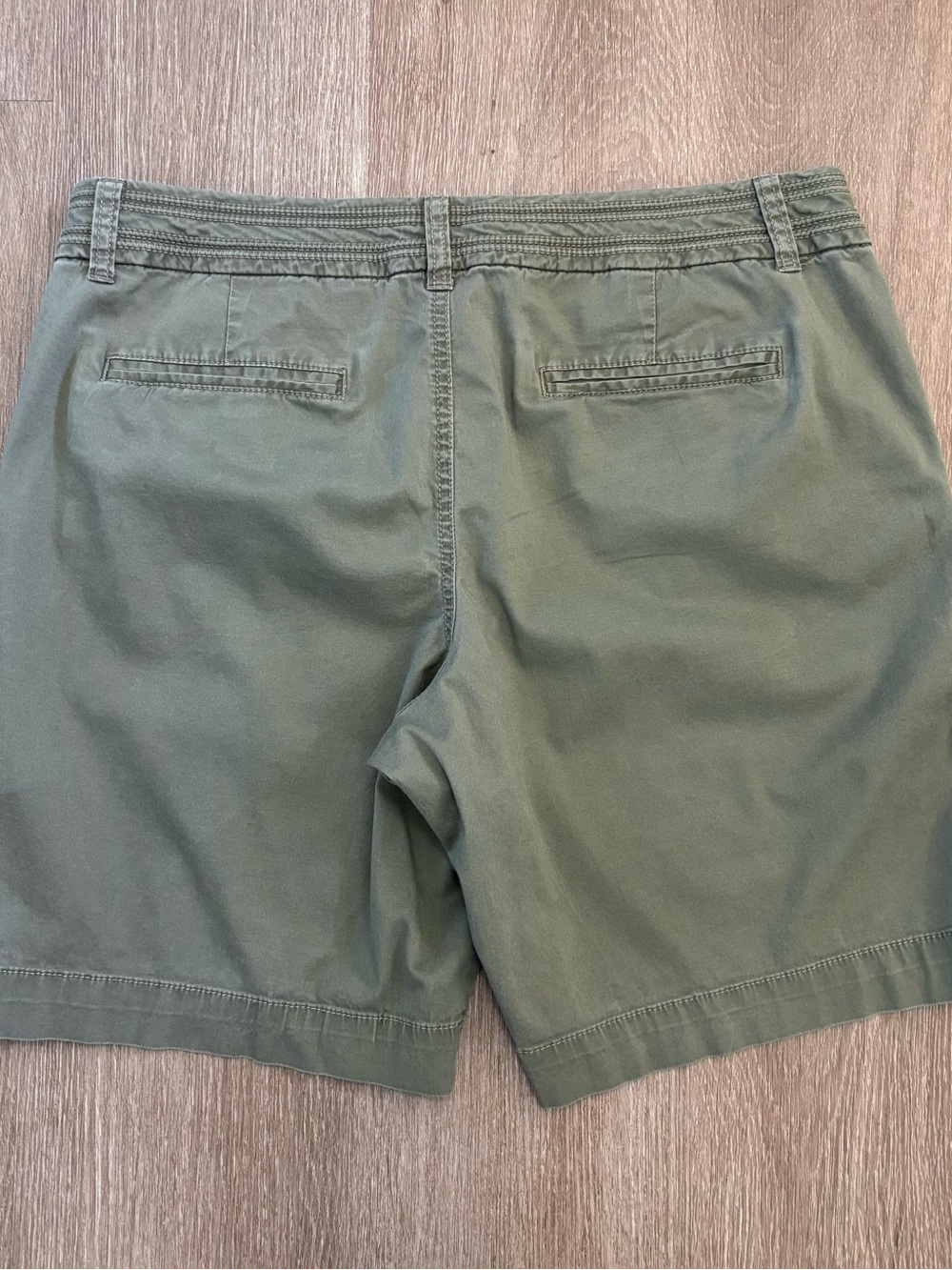 Natural Reflections Women's Size 12
Green Chino Shorts Cotton Stretch
Pockets - Picture 2 of 4